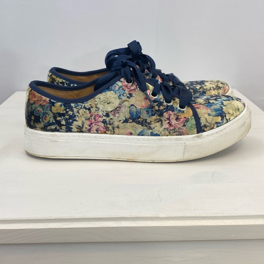 Dirty Laundry Velvet Floral Pattern with Satin Laces